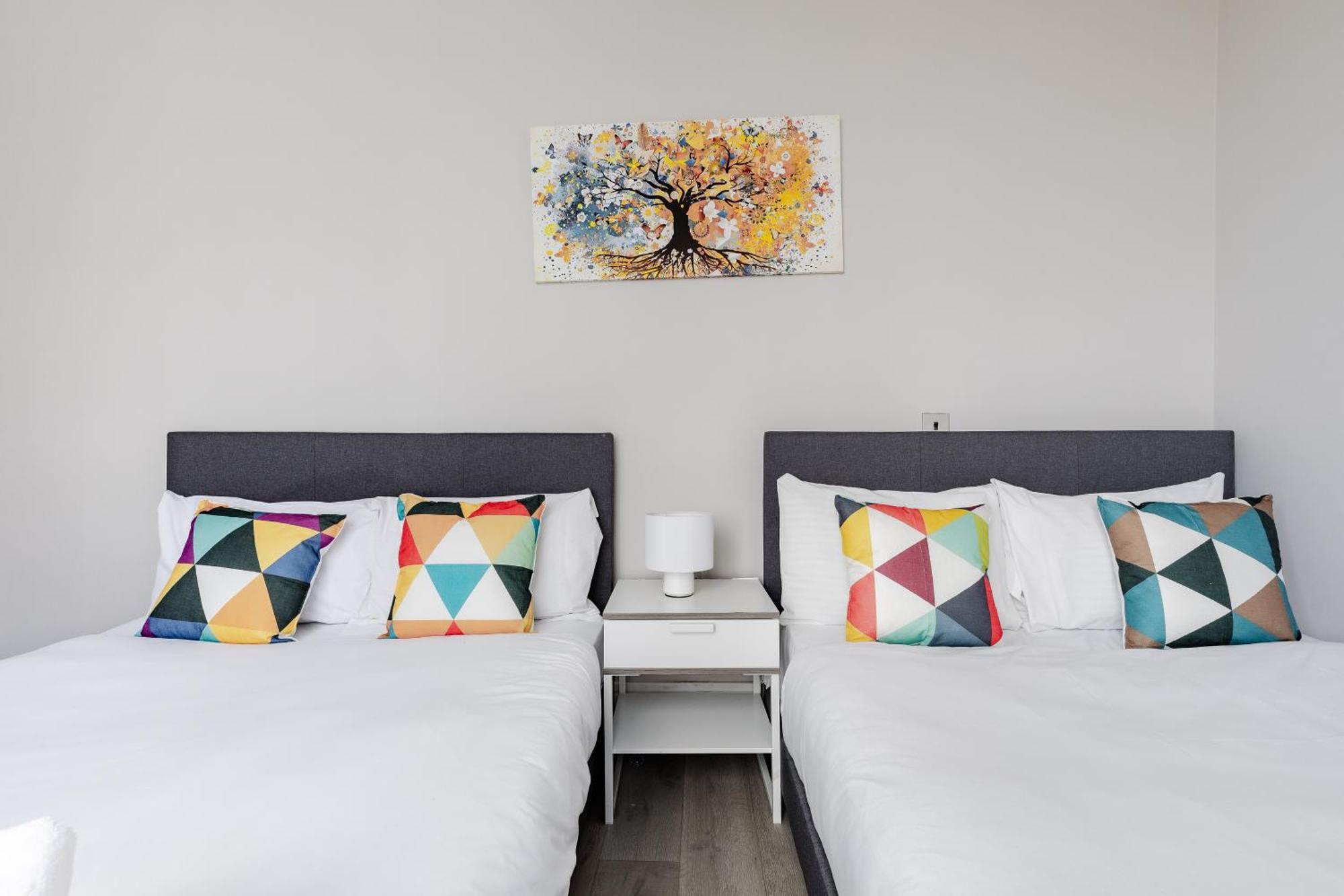 Superb Apartments Opposite Edgware Road Station Лондон Номер фото