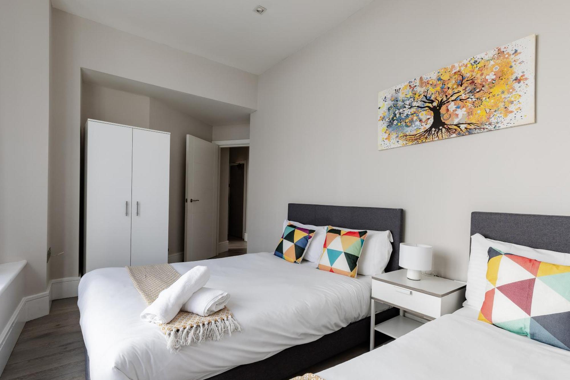 Superb Apartments Opposite Edgware Road Station Лондон Номер фото