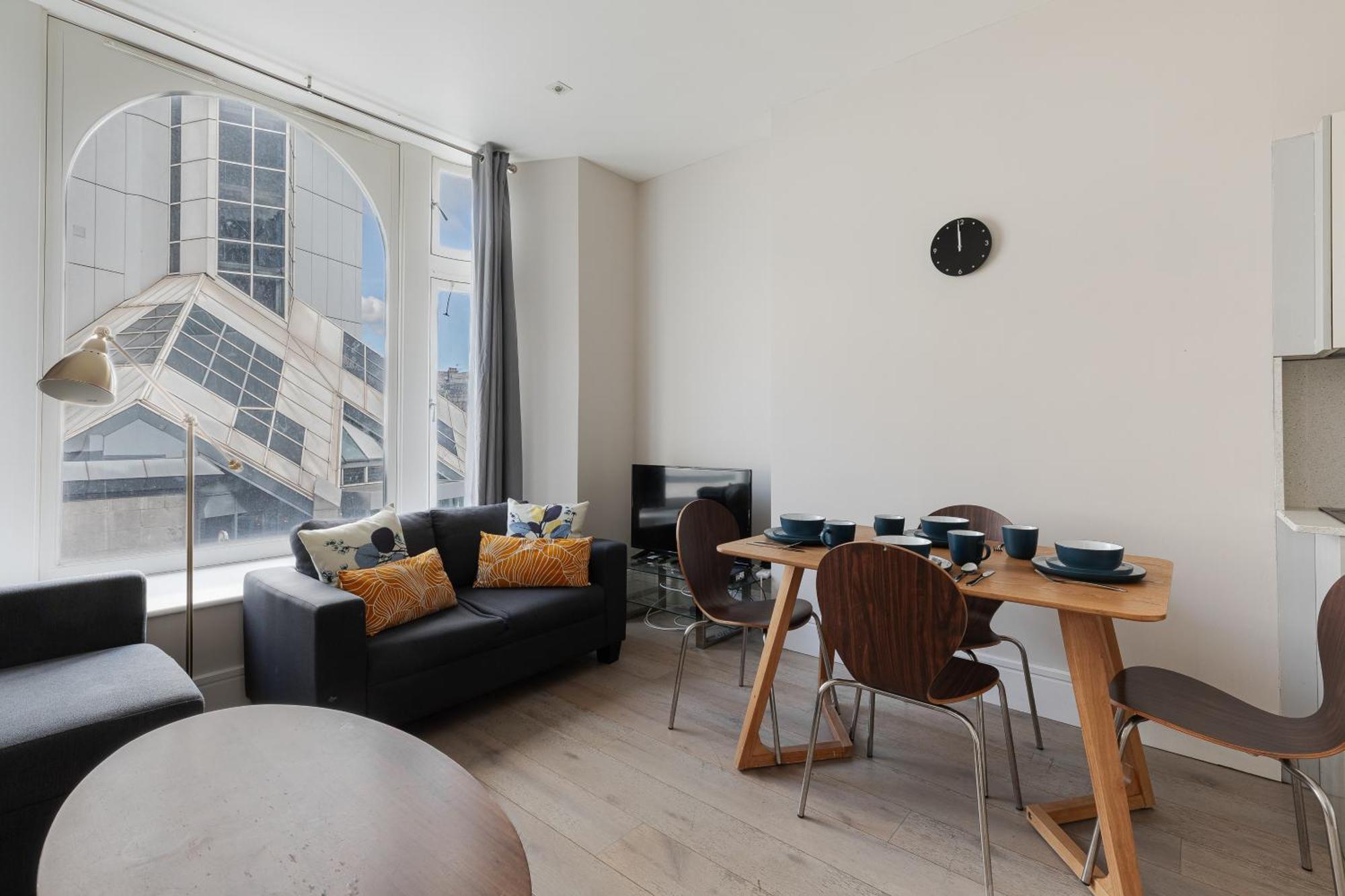 Superb Apartments Opposite Edgware Road Station Лондон Номер фото