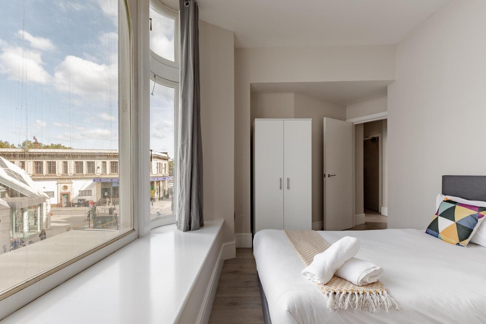 Superb Apartments Opposite Edgware Road Station Лондон Номер фото