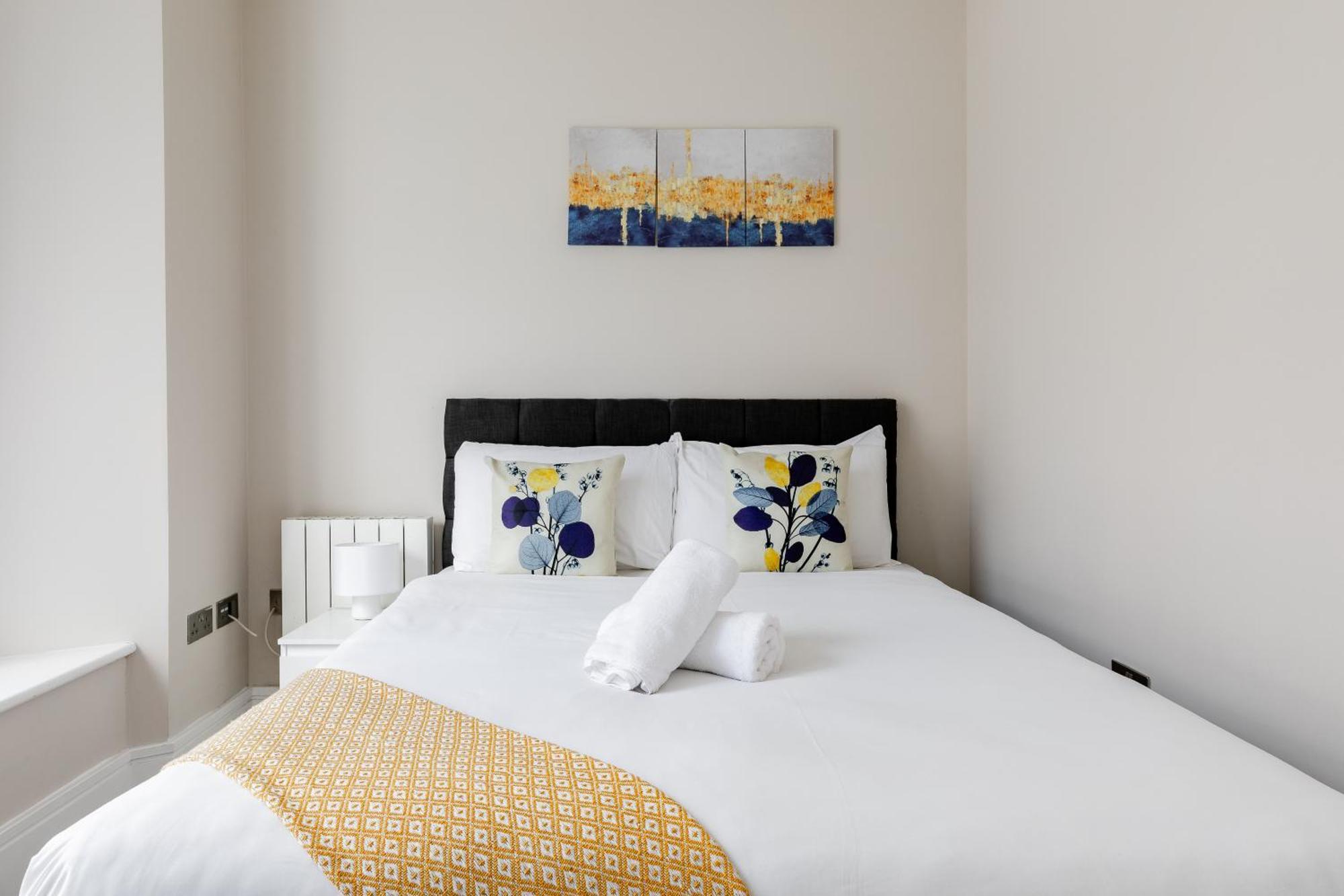 Superb Apartments Opposite Edgware Road Station Лондон Номер фото